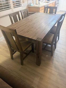 Dining Room Table & 6 Chairs