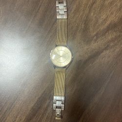 Nine West Women's NW/1922 Mesh Bracelet Watch. Needs a new battery. Links are discolored see pics 