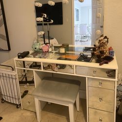 Vanity With Mirror Lights 