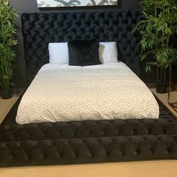 💥Claremont Panel Bedroom Set

💥👈Financing Available Only $10 Down Payment🥳