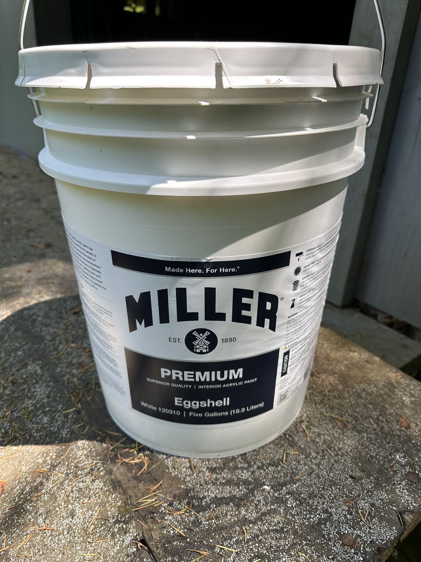 1/2 5 gallon bucket of white Miller paint