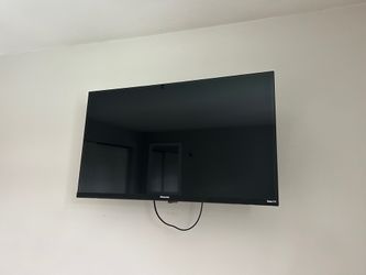 Hisense TV with wall mount & remote