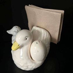 Vintage Ceramic Mommy Duck With Egg Salt And Baby Pepper Shakers Napkin Holder