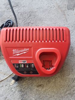 Milwaukee
M12 12-Volt Lithium-Ion Battery Charger