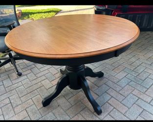 Flexsteel Round Dining Table – Like New (41” x 41”). Mesa Redonda Flexsteel – Como Nueva (41” x 41”)