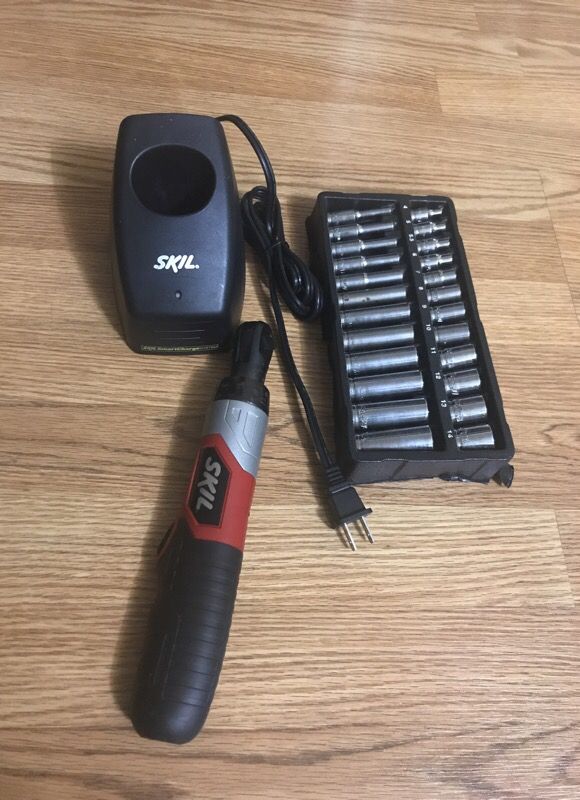 Skil 1/4 Cordless Ratchet Wrench 7.2 Volts With Charger & Sockets Look