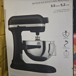 Brand New Kitchenaid 5.5 qt mixer Matte Black