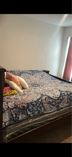 WOODEN KING FRAME WIT MATRESS AND FREE KID BED