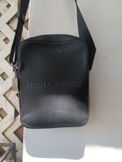 Micheal kors bag the back of the bag inside  is ripped $25