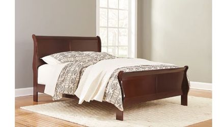 Alisdair Queen Bed And 5 Drawer Chest