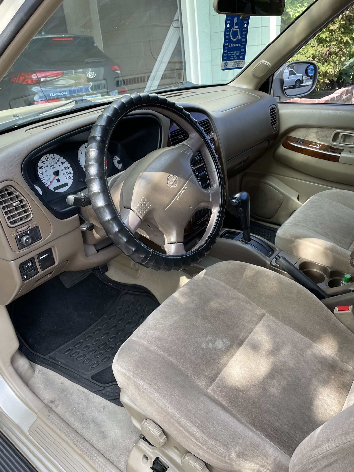 Nissan Pathfinder LE Gold