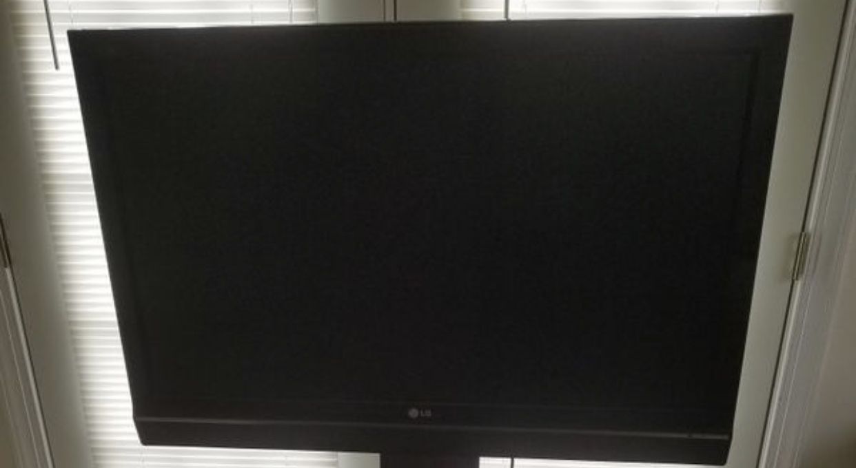 47 inch LG Flat Screen TV with Mounting Bracket