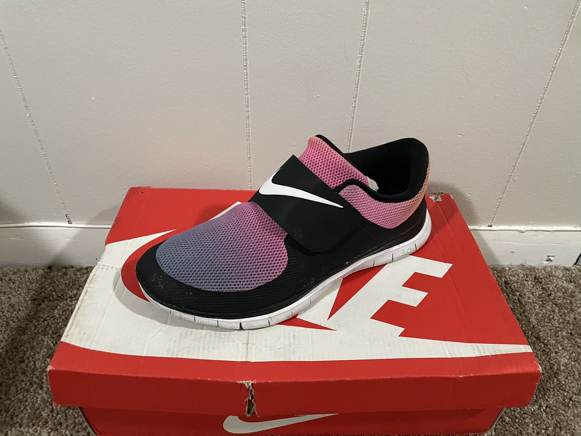 NIKE FREE SOCFLY SD SIZE 6 for Sale in Germantown, - OfferUp