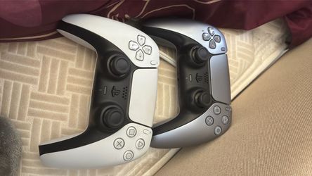 Ps 5 with 2 controllers comes with Sony tv