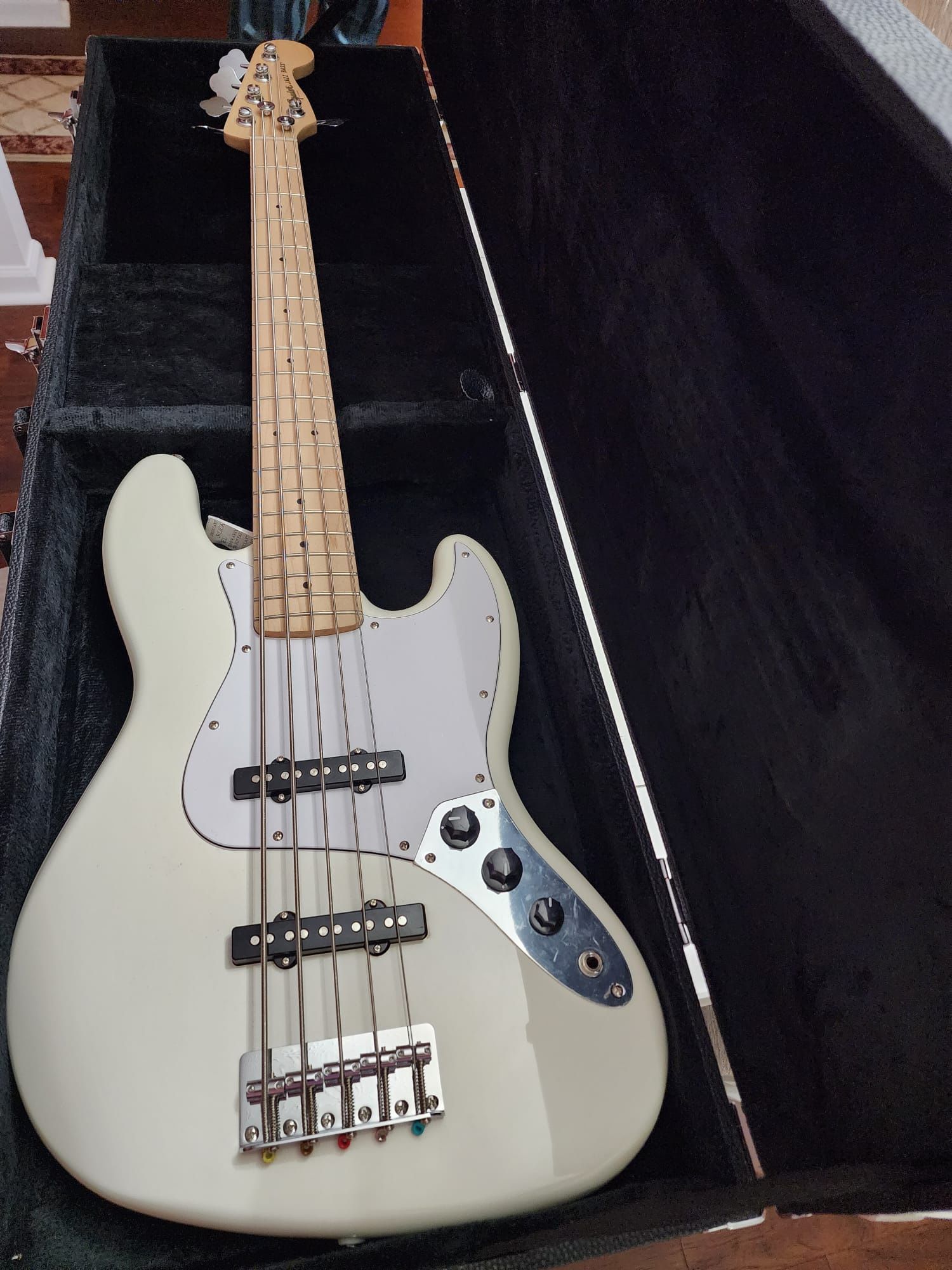 Squier Jazz Bass V