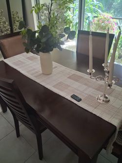 Dining set w 4 chairs