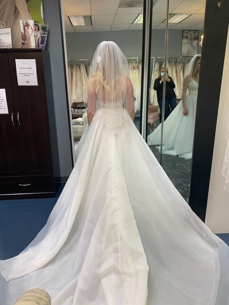 L'Amour Satin Ivory Wedding Dress In Size 4 With Matching veil