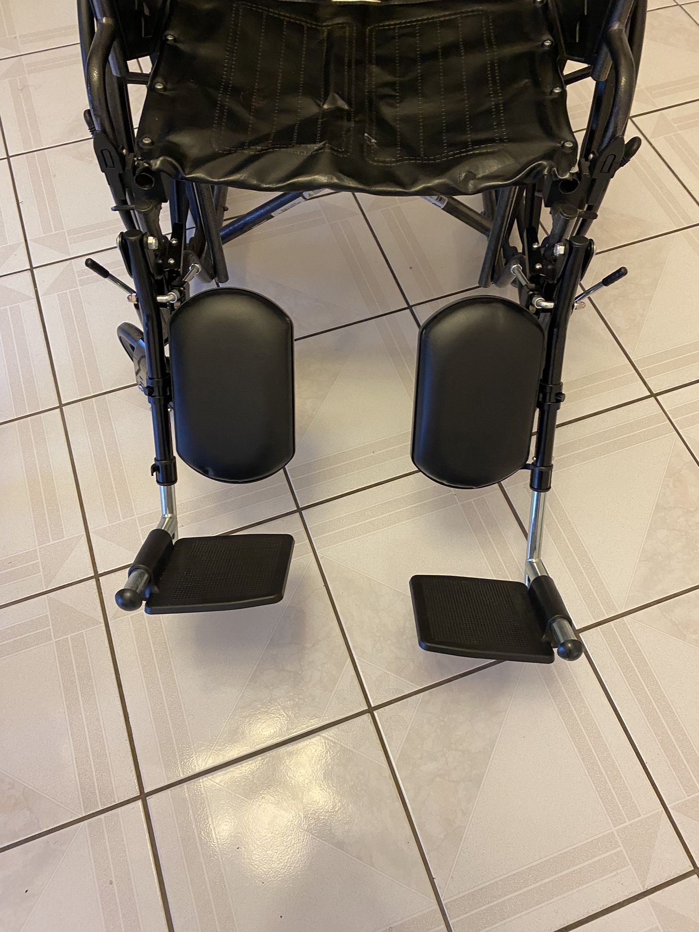 Wheelchair with adjustable footrest 