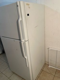 GE refrigerator  full-size ￼