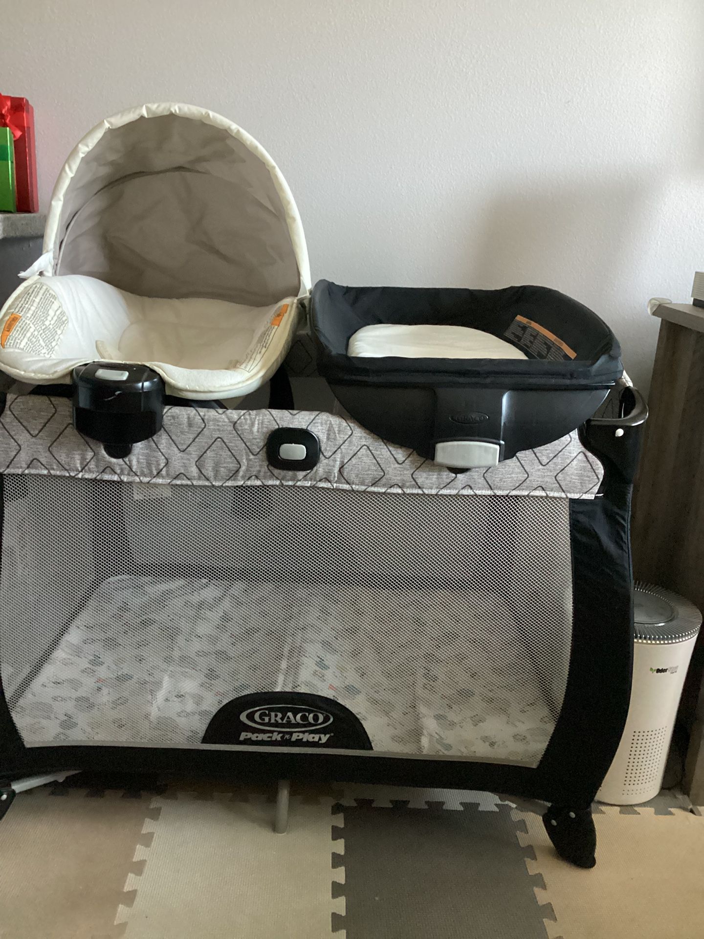 Graco Pack N Play With Bassinet And Changing Table