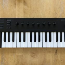 Native Instruments Komplete Kontrol M32 Midi Controller Keyboard