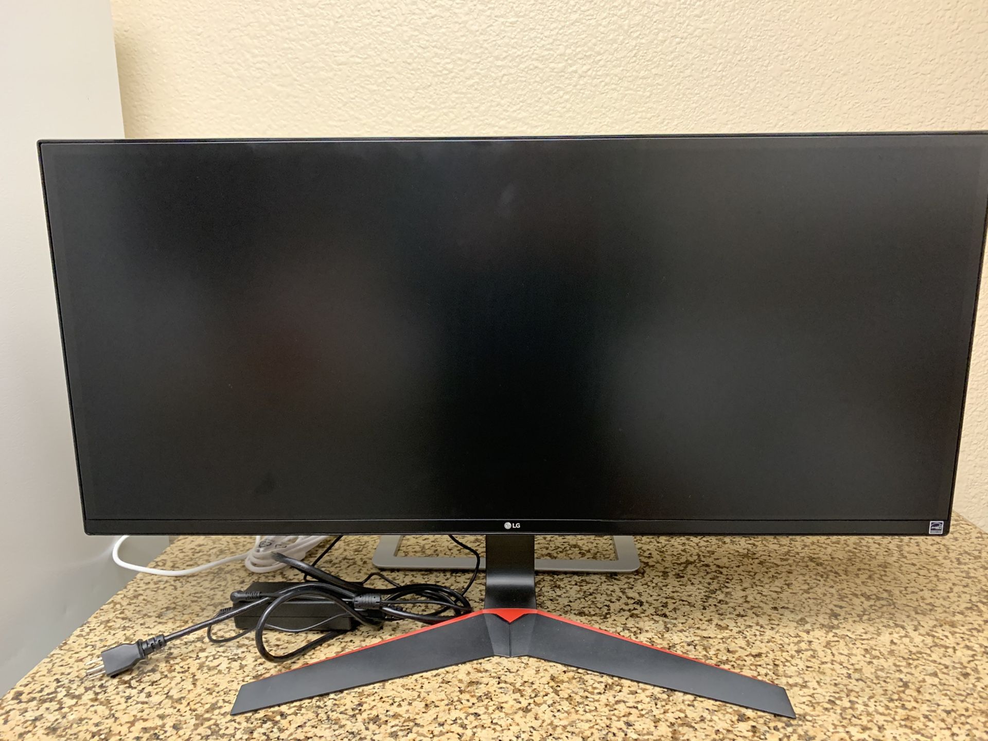 Selling two monitors (LG 34UM69G-B) (DELL D3218HN)