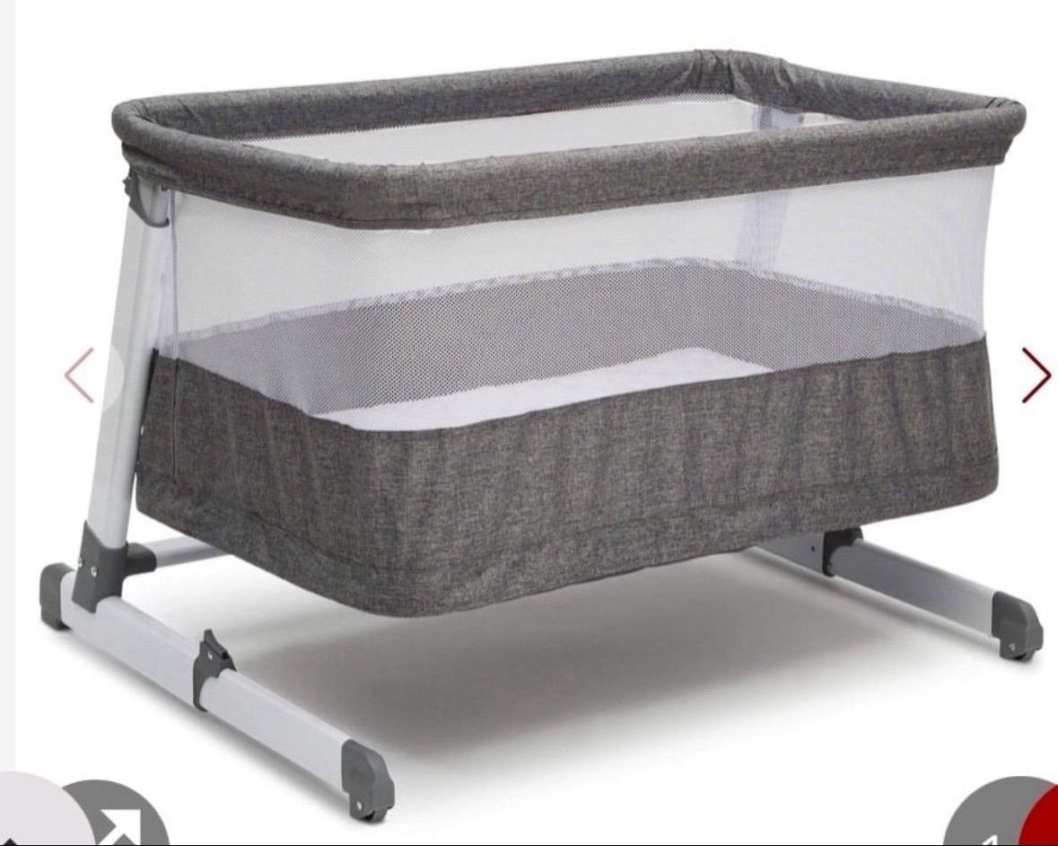 Simmons Kids Room2Grow 2-In-1 Newborn Bedside Bassinet & Infant Sleeper - Height Adjustable Portable Crib With Wheels & Airflow Mesh, Grey Tweed Open
