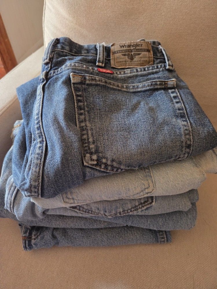 Lot of 6 Men's Wrangler & Levis Jeans, Size 34x29, Used with Worn Knees