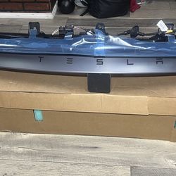 2025-2026 TESLA MODEL Y  JUNIPER  TAIL LIGHT LED BAR WITH CAMARA NEVER BEEN USED OPEN BOX