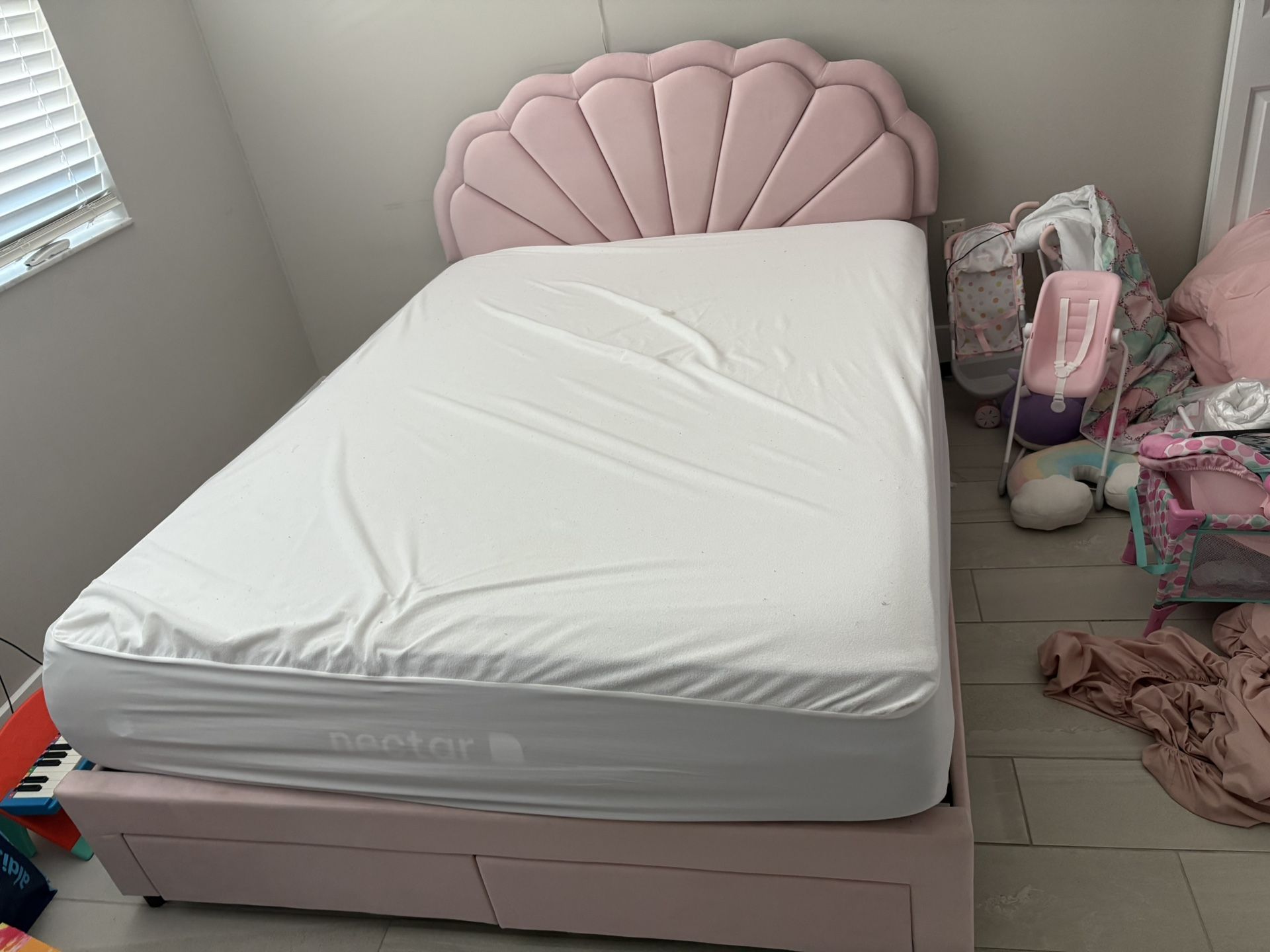 Twin Bed Frame /Mattress
