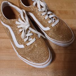 GIRLS GOLD VANS SIZE 6 LIKE NEW....$10