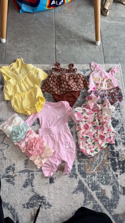 5 NB ,2 6months , 2  0-6 bath robes & a bath lotus
