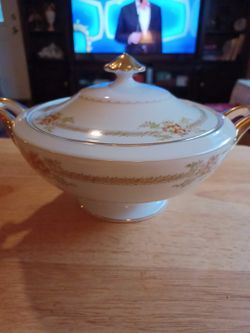 VINTAGE ROUND COVERED VEGETABLE DISH