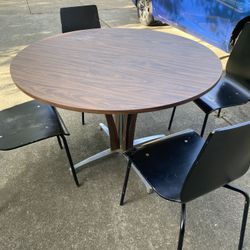 Dining Table And 4 Chairs 