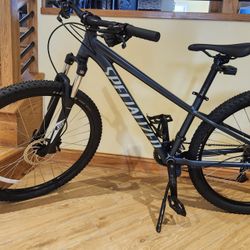 2023 Specialized Rockhopper Bike, Small Frame