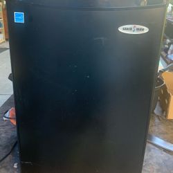 Snack Mate Mini Fridge 