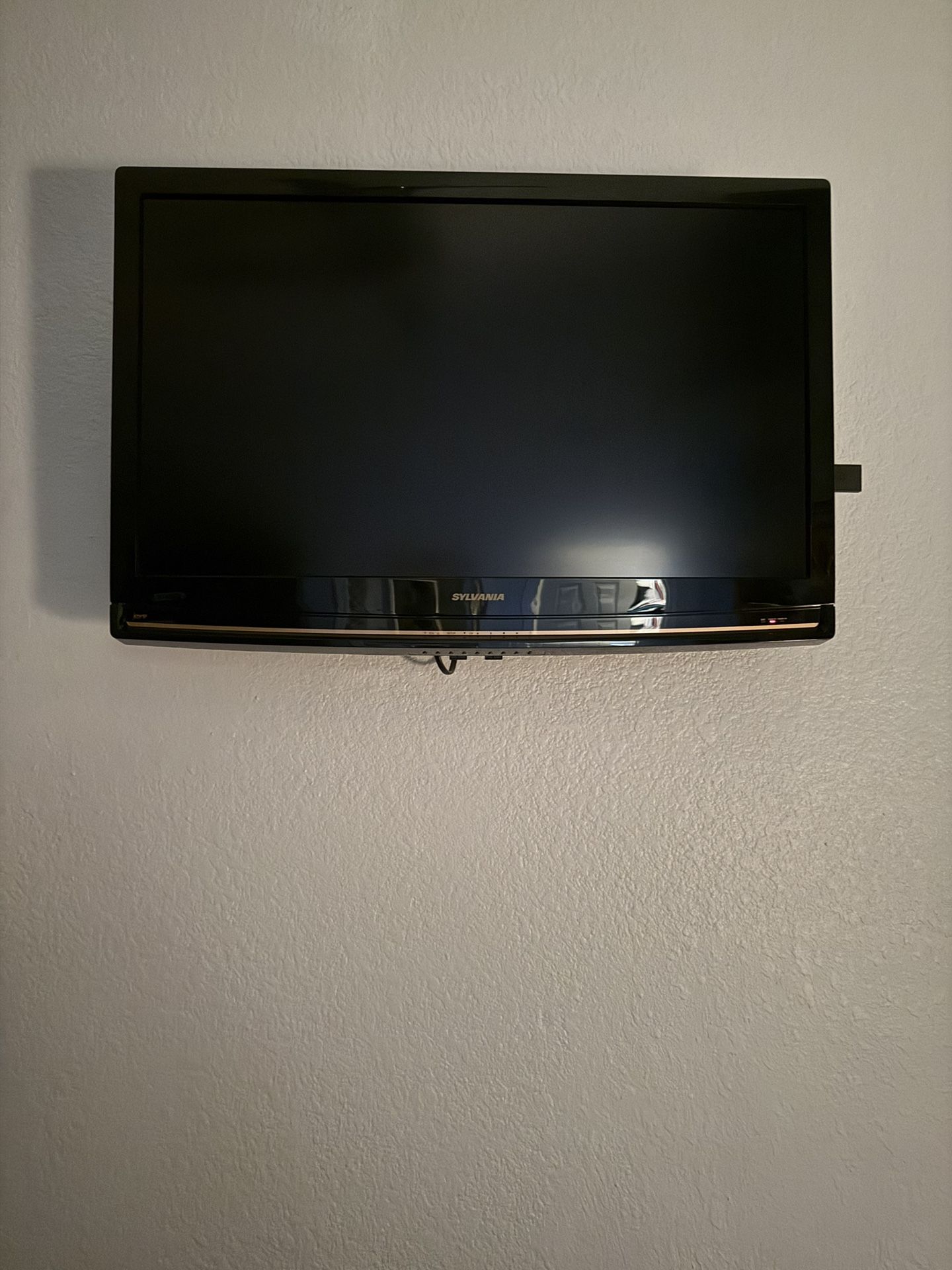 SYLVANIA 32” LCD TV’s Side DVD (3)