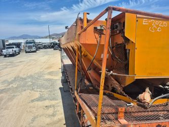 Sand hopper spreader