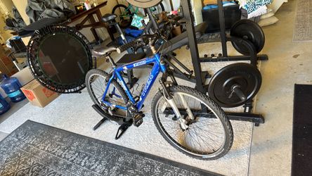 Trek 3900 Mountain Bike – Aluminum Frame, Front Suspension + Stand