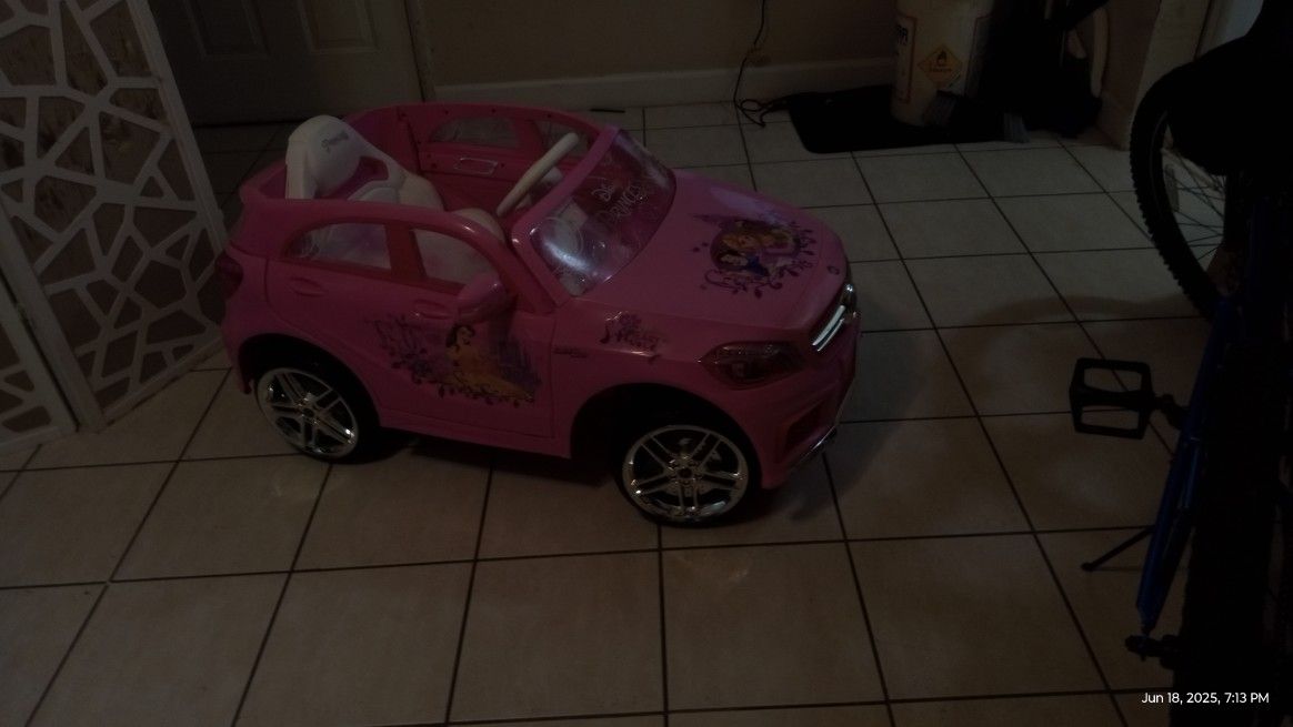 DISNEY PRINCESS ELECTRIC CAR