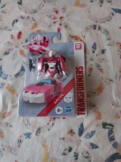 New In Box Transformers "Authentics" Arcee Female Robot Toy Autobots