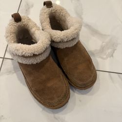 UGG Size 4