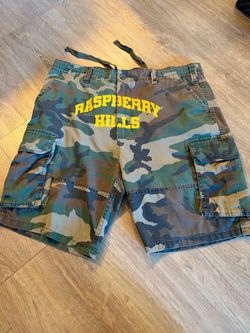 Raspberry Hills Shorts size Large
