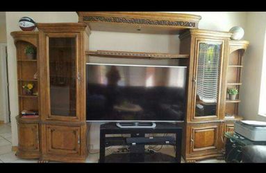 Entertainment Center Tuscano