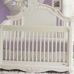 Bassett baby & kids 4 in 1 convertible crib to bed and two dressers. See attached images.