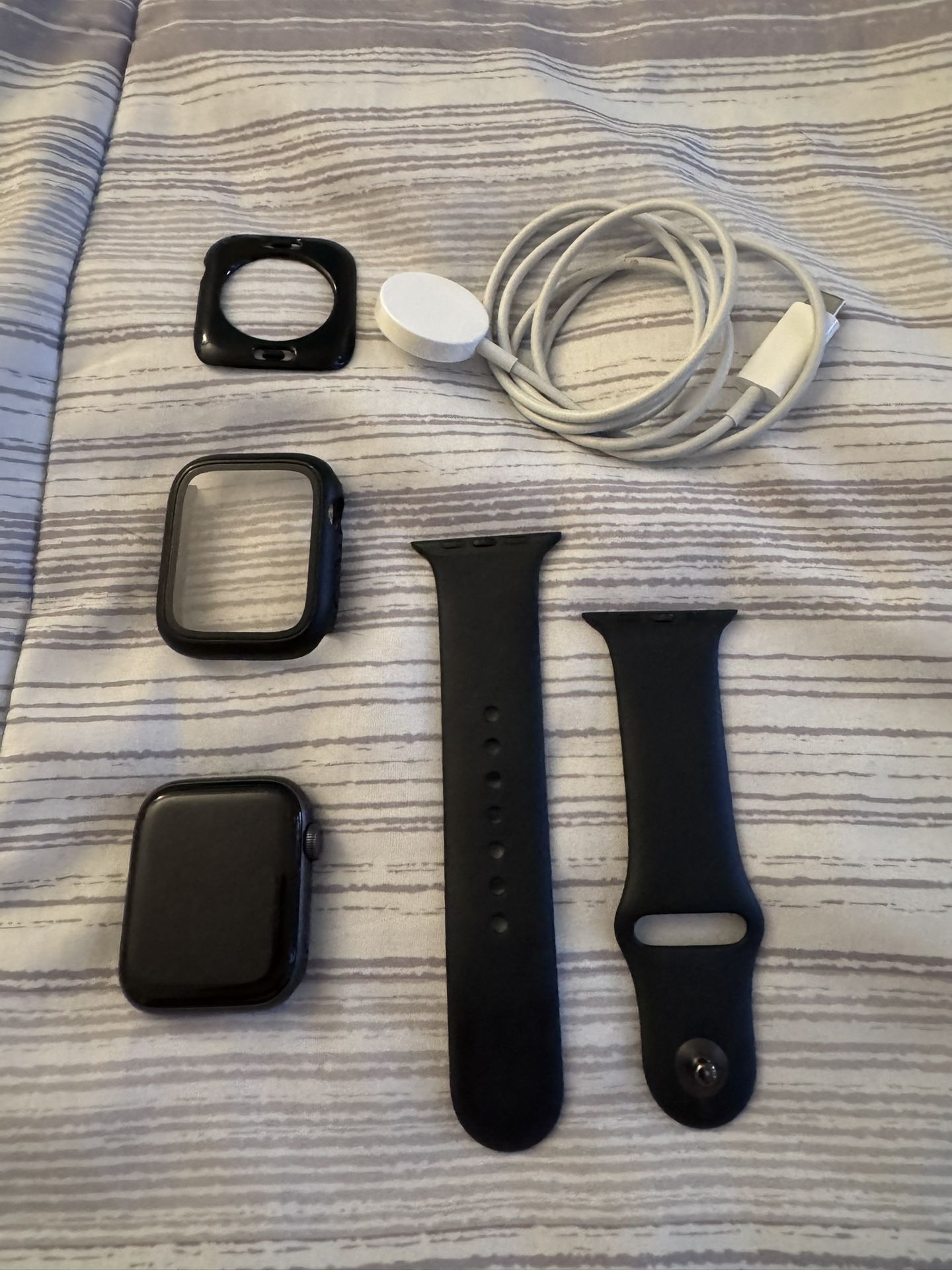 Apple Watch SE (2nd Gen) 44mm GPS – Excellent + Charger & 1 Bands
