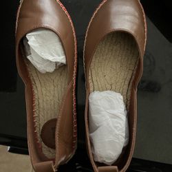 French connection woman’s flats/sandals