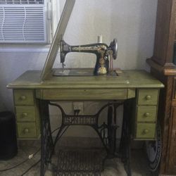 Singer Sewing Machine 