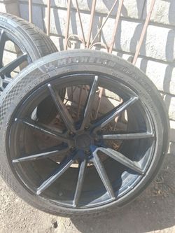 Vendo 2 llantas en buenas condiciones con todo y rim una es Michelin en 100 dls