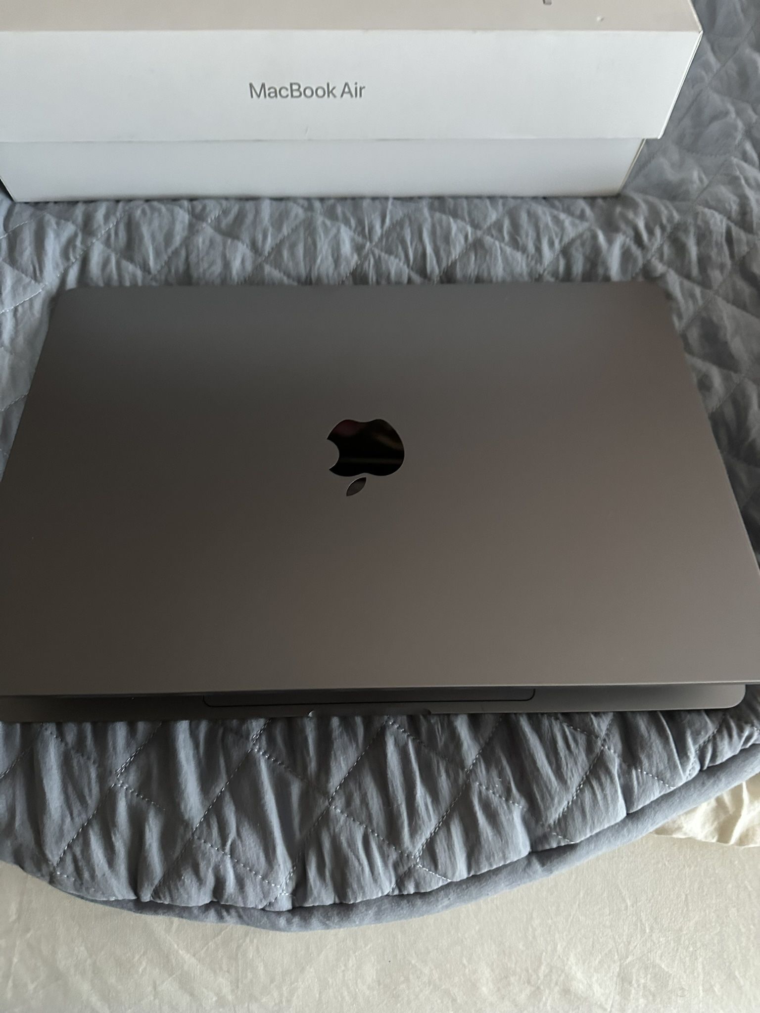 2023 MacBook Air 2M 8 Gig 256